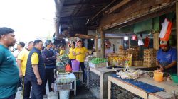 Wujudkan Polisi Bersama Masyarakat, Kapolda Sulsel Pimpin Aksi Bersih Lingkungan dan Berbagi di Pasar Daya