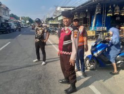 Wujudkan Kamseltibcarlantas, Kanit Samapta Polsek Ulaweng Atur Arus Lalu Lintas di Pasar Tacipi