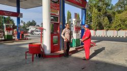 Pantau Kondisi SPBU Akae Aiptu Mukhsin Berdialog dengan Operator Saat Stok BBM Habis