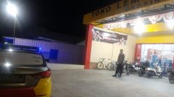 Patroli Biru KSPKT 2 Polsek Ulaweng Aiptu Mursalim Sasar Minimarket dan Sambangi Warga di Malam Hari