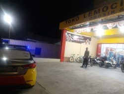 Patroli Biru KSPKT 2 Polsek Ulaweng Aiptu Mursalim Sasar Minimarket dan Sambangi Warga di Malam Hari