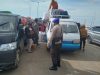 Guna menjaga Kamtibmas serta kelancaran aktivitas penyeberangan Personel Satpolairud Polres Bone Beri Pelayanan Kepada Masyarakat Di Pelabuhan Penyeberangan Bajoe