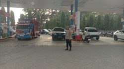 Antrean Panjang Pengisian BBM di SPBU Akae Aiptu Mukhsin dan Bripka Wahyuddin Lakukan Pengamanan