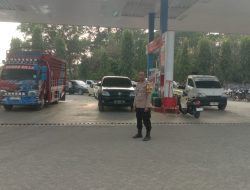 Antrean Panjang Pengisian BBM di SPBU Akae Aiptu Mukhsin dan Bripka Wahyuddin Lakukan Pengamanan