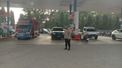 Antrean Panjang Pengisian BBM di SPBU Akae Aiptu Mukhsin dan Bripka Wahyuddin Lakukan Pengamanan
