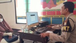 Tingkatkan Pelayanan Publik KSPKT Polsek Ulaweng Aiptu Mursalim Bantu Warga Buatkan Laporan Kehilangan KTP